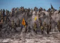 El post oficial del Ejército de EE.UU. destaca a soldados de la 3ª División de Infantería escalando un terraplén embarrado durante el ejercicio "Seize the Marne", parte de "Salute to Summer" en Fort Stewart, Georgia, el 27 de junio de 2025. Créditos: Ejército de los EE.UU.