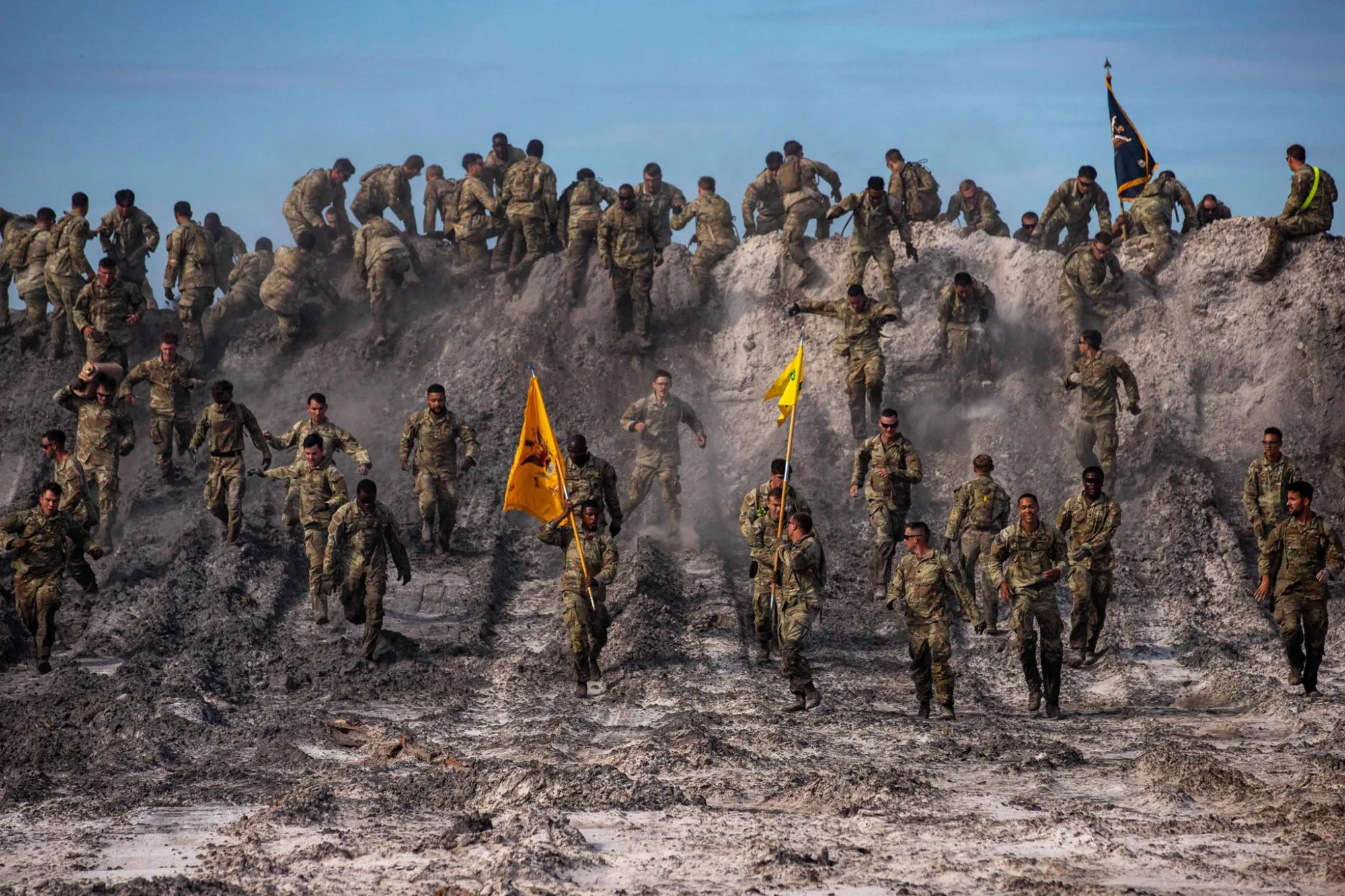 El post oficial del Ejército de EE.UU. destaca a soldados de la 3ª División de Infantería escalando un terraplén embarrado durante el ejercicio "Seize the Marne", parte de "Salute to Summer" en Fort Stewart, Georgia, el 27 de junio de 2025. Créditos: Ejército de los EE.UU.