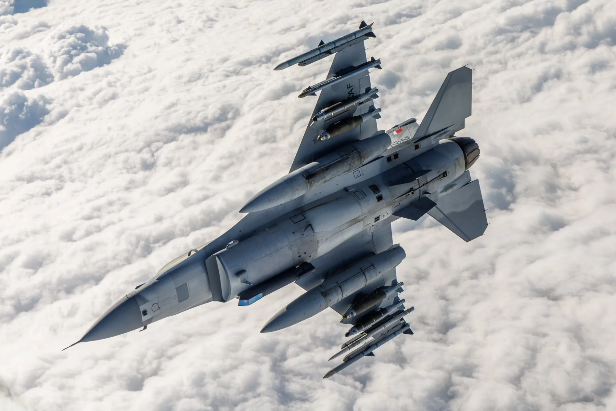 La publicación de Edwards Air Force Base celebra el #FighterFriday mostrando las pruebas del F-16 Block 70 de Lockheed Martin.