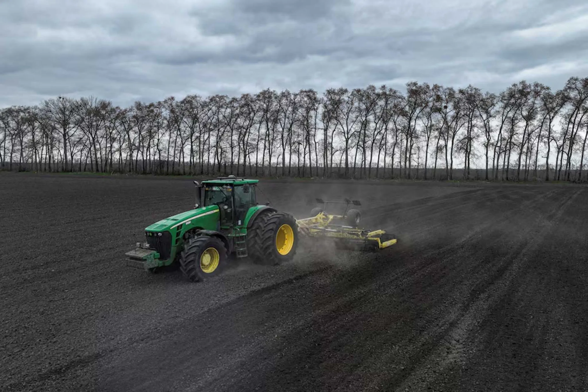 Un trabajador agrícola conduce un tractor mientras prepara la tierra para sembrar trigo sarraceno en la localidad de Malopolovetske, en plena invasión rusa de Ucrania, en la región de Kiev, Ucrania, el 6 de abril de 2026. Créditos: REUTERS/Valentyn Ogirenko