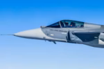 El primer avión caza supersónico fabricado en Brasil volando durante su ceremonia de presentación, en el estado de San Pablo, Brasil, el 25 de marzo de 2026 Créditos: Planalto Palace - XinHua