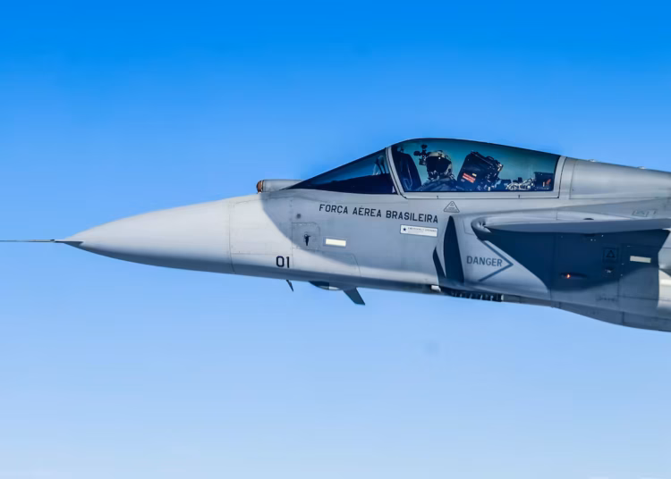 El primer avión caza supersónico fabricado en Brasil volando durante su ceremonia de presentación, en el estado de San Pablo, Brasil, el 25 de marzo de 2026 Créditos: Planalto Palace - XinHua