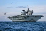 El HMS Queen Elizabeth ha zarpado de Rosyth tras un periodo de mantenimiento prolongado y ahora se encuentra en el estuario de Forth. Se espera que el portaaviones se dirija a alta mar en los próximos días. (Fotografía del 27 de noviembre de 2025). Créditos: @HMSQNLZ