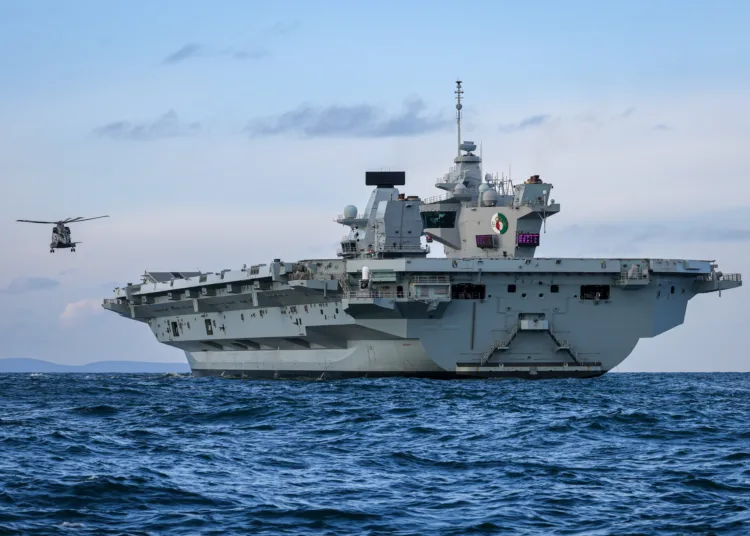 El HMS Queen Elizabeth ha zarpado de Rosyth tras un periodo de mantenimiento prolongado y ahora se encuentra en el estuario de Forth. Se espera que el portaaviones se dirija a alta mar en los próximos días. (Fotografía del 27 de noviembre de 2025). Créditos: @HMSQNLZ