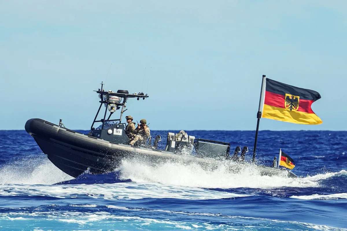 La imagen adjunta muestra una lancha rápida militar alemana con soldados a bordo navegando a alta velocidad en el mar, con la bandera nacional ondeando. Créditos: Bundeswehr.