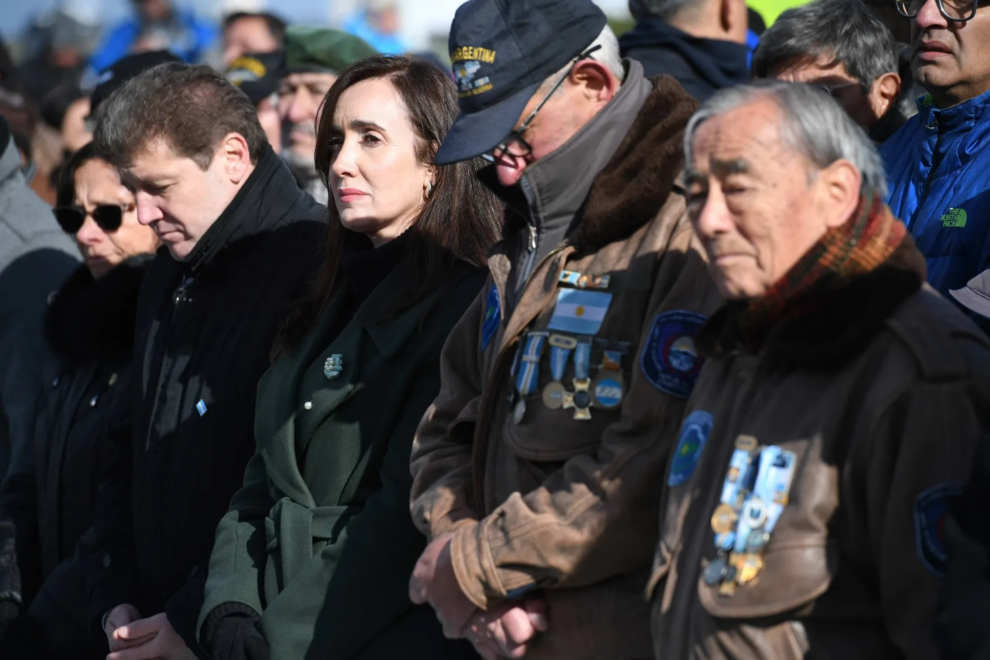 Vicepresidenta Victoria Villarruel en el Día del Veterano y de los Caídos en Malvinas, recordando la recuperación de las islas en 1982 y honrando el coraje de las FFAA argentinas frente a una potencia nuclear. Créditos: Victoria Villarruel.