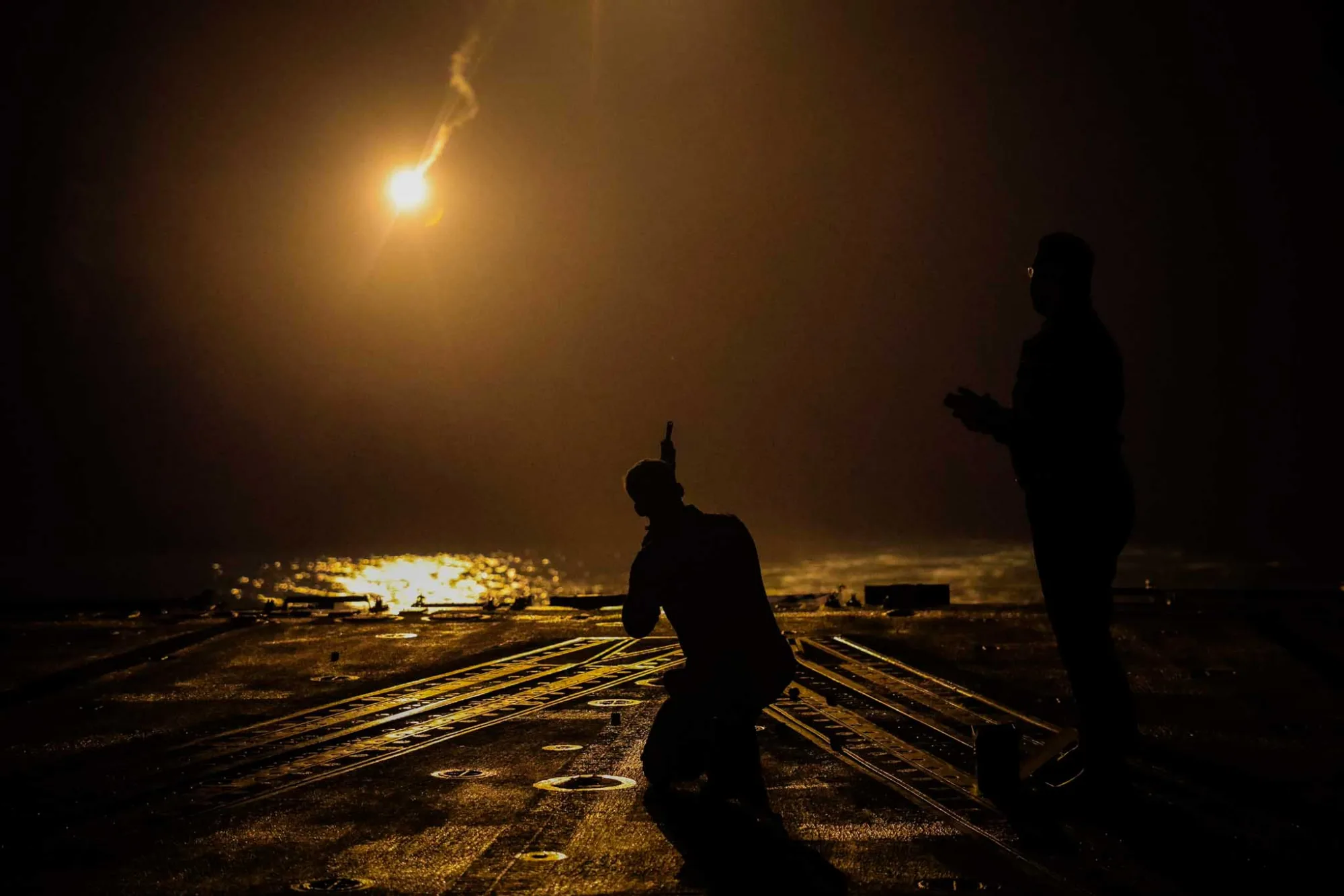 Los marineros realizan prácticas de tiro con el lanzagranadas M203B en la cubierta de vuelo del USS Bulkeley (DDG 84). Créditos: U.S. Navy.