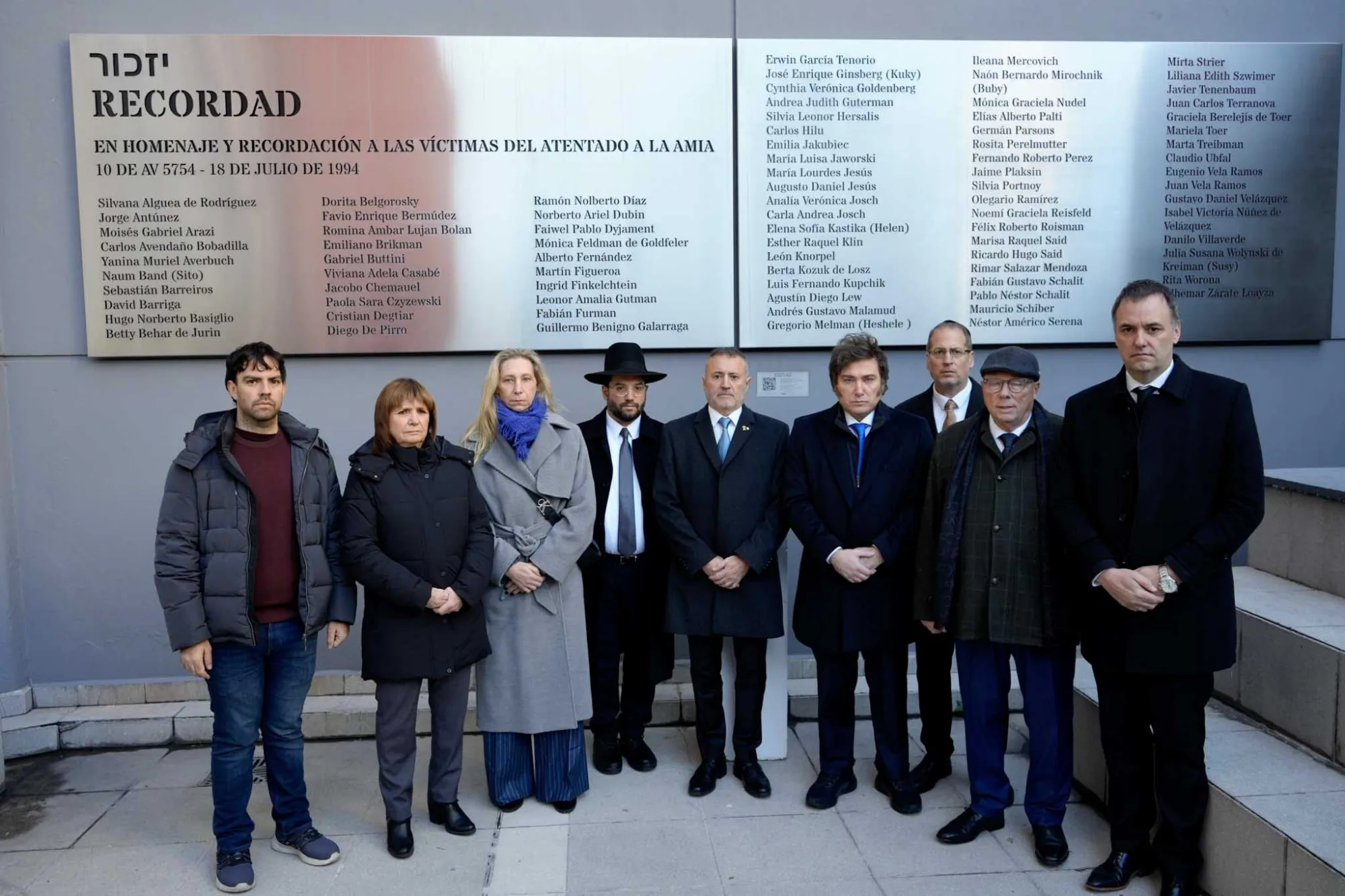 Javier Milei en el acto por el 31° aniversario del atentado a la AMIA de 1994, donde rindió homenaje a las 85 víctimas fatales, descrito como el peor ataque terrorista en suelo argentino. Créditos: Oficina del Presidente.