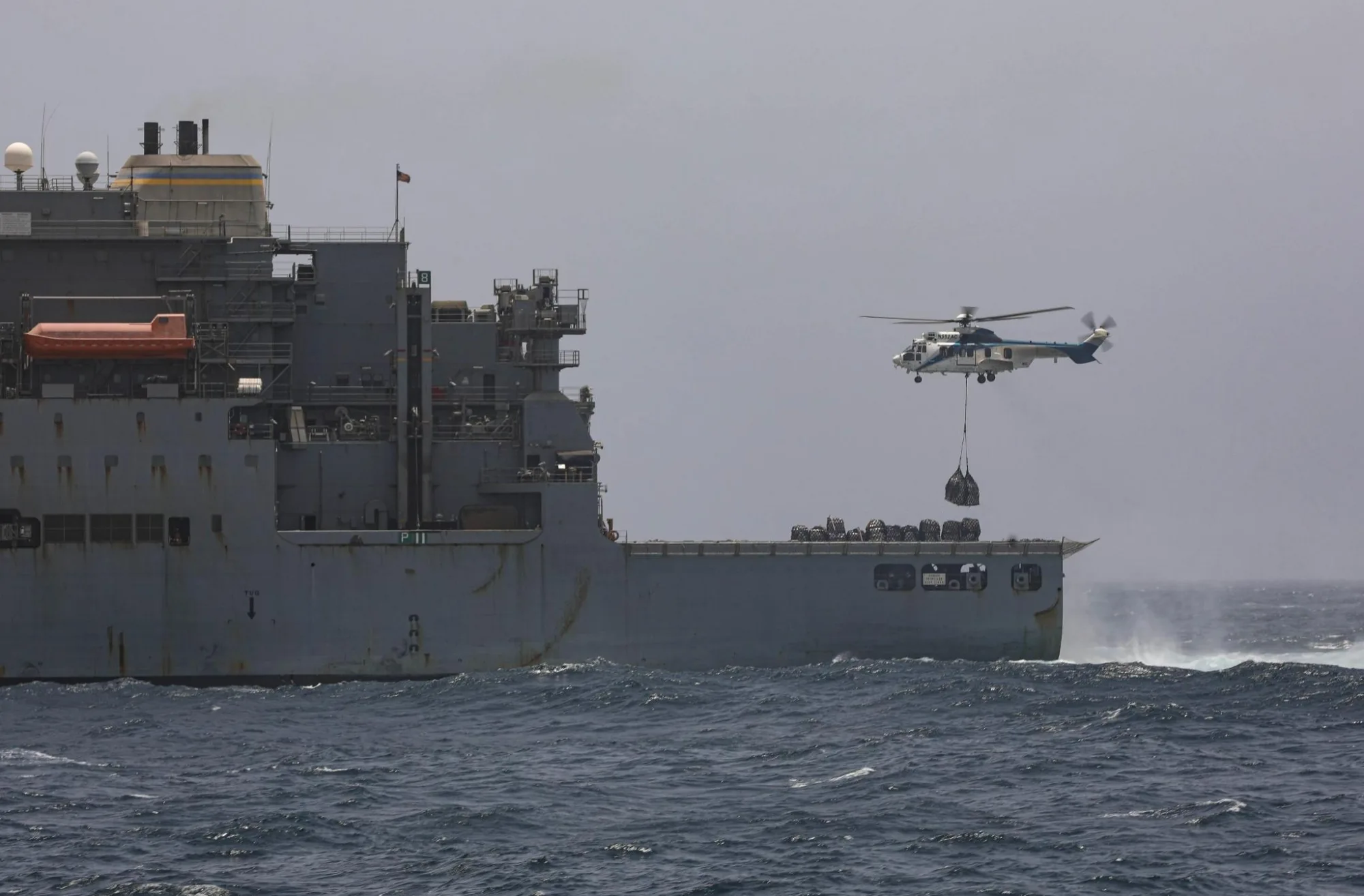 Un H225 Super Puma realiza un reabastecimiento vertical en el mar con el destructor lanzamisiles de la clase Arleigh Burke USS Milius (DDG 69) en la zona de responsabilidad del Mando Central de EE. UU. Créditos: U.S. Central Command..