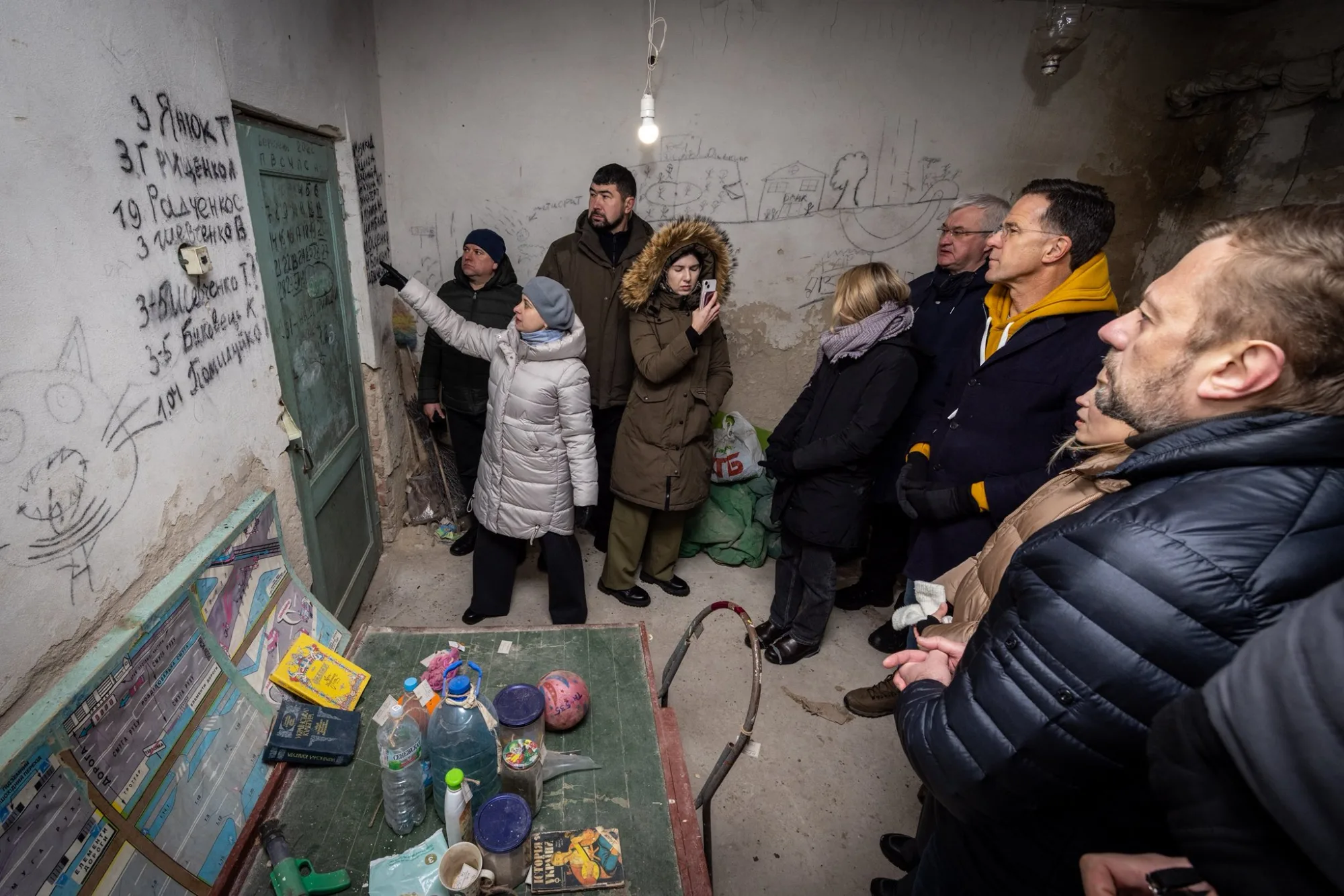 Mark Rutte, secretario general de la OTAN, visitó la región de Cherníhiv en Ucrania para conocer de primera mano los efectos de la guerra, incluyendo un sótano escolar usado como prisión por tropas rusas en 2022. Créditos: Mark Rutte.