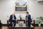 El presidente de Taiwán, Lai Ching-te, celebra el Año Nuevo Lunar 2026 (Año del Caballo) con la vicepresidenta Bi-khim Hsiao y el director de AIT Raymond Greene, destacando el fortalecimiento de la asociación Taiwán-EE.UU. Créditos: Lai Ching-te.