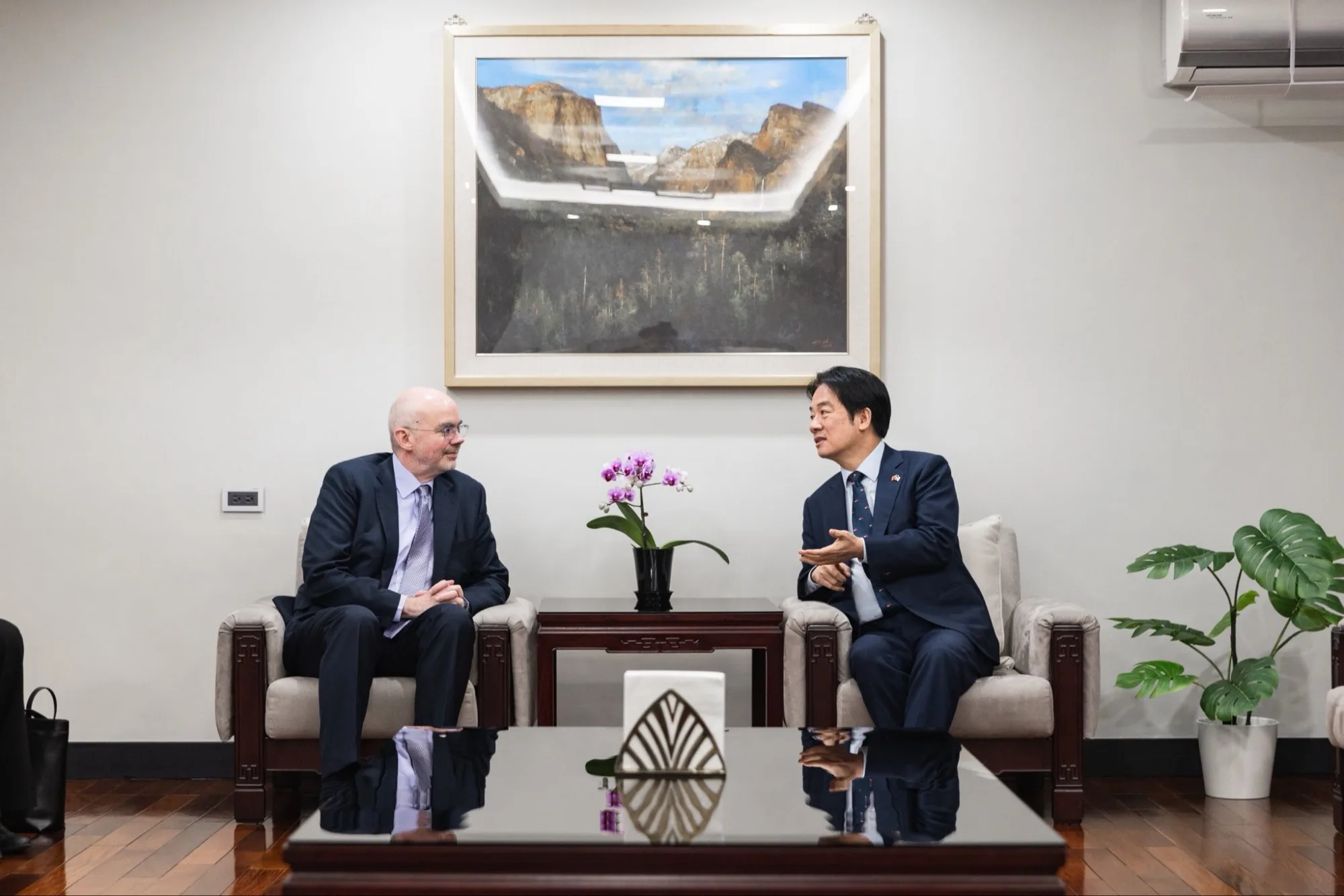 El presidente de Taiwán, Lai Ching-te, celebra el Año Nuevo Lunar 2026 (Año del Caballo) con la vicepresidenta Bi-khim Hsiao y el director de AIT Raymond Greene, destacando el fortalecimiento de la asociación Taiwán-EE.UU. Créditos: Lai Ching-te.