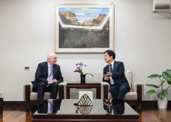 El presidente de Taiwán, Lai Ching-te, celebra el Año Nuevo Lunar 2026 (Año del Caballo) con la vicepresidenta Bi-khim Hsiao y el director de AIT Raymond Greene, destacando el fortalecimiento de la asociación Taiwán-EE.UU. Créditos: Lai Ching-te.