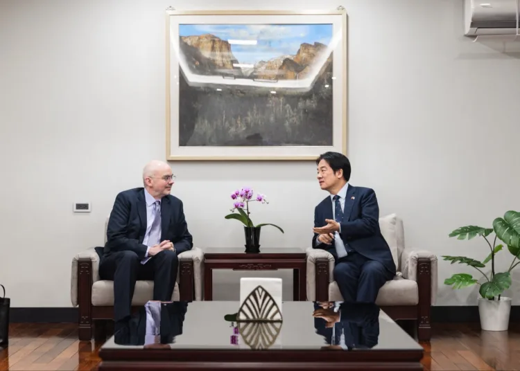 El presidente de Taiwán, Lai Ching-te, celebra el Año Nuevo Lunar 2026 (Año del Caballo) con la vicepresidenta Bi-khim Hsiao y el director de AIT Raymond Greene, destacando el fortalecimiento de la asociación Taiwán-EE.UU. Créditos: Lai Ching-te.
