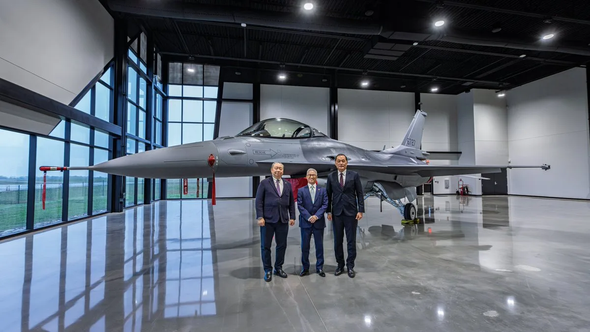 El Ministerio de Defensa de Taiwán informa que el viceministro Hsu Szu-chien visitó Carolina del Sur para supervisar la producción de los F-16 Block 70 adquiridos por sus fuerzas armadas. Créditos: Ministerio de Defensa de Taiwán.