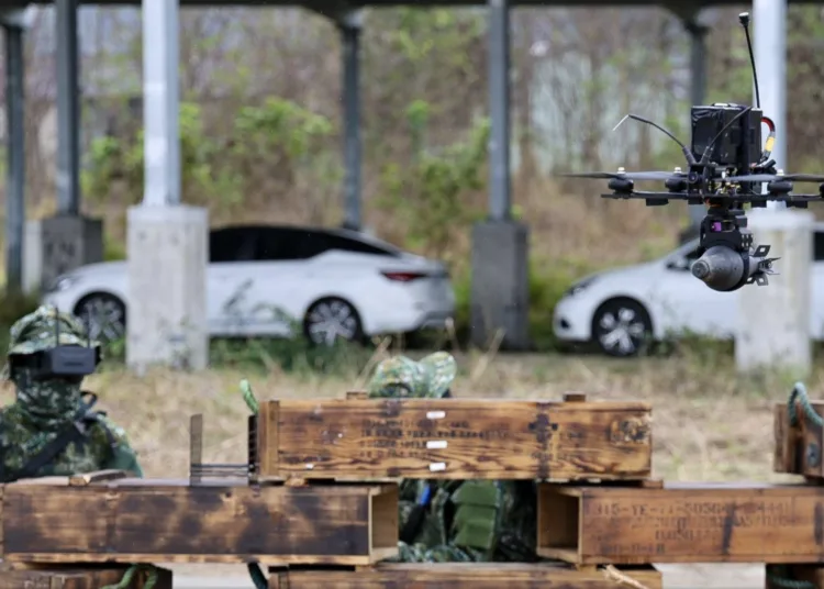 Entrenamiento de drones FPV en escenarios de batalla urbana realizado por el Batallón de Drones del 58º Comando de Artillería del Ejército de Taiwán el 10 de marzo de 2026. Créditos: Seguir Haz clic para Seguir TaiwanMonitor Taiwan Security Monitor.