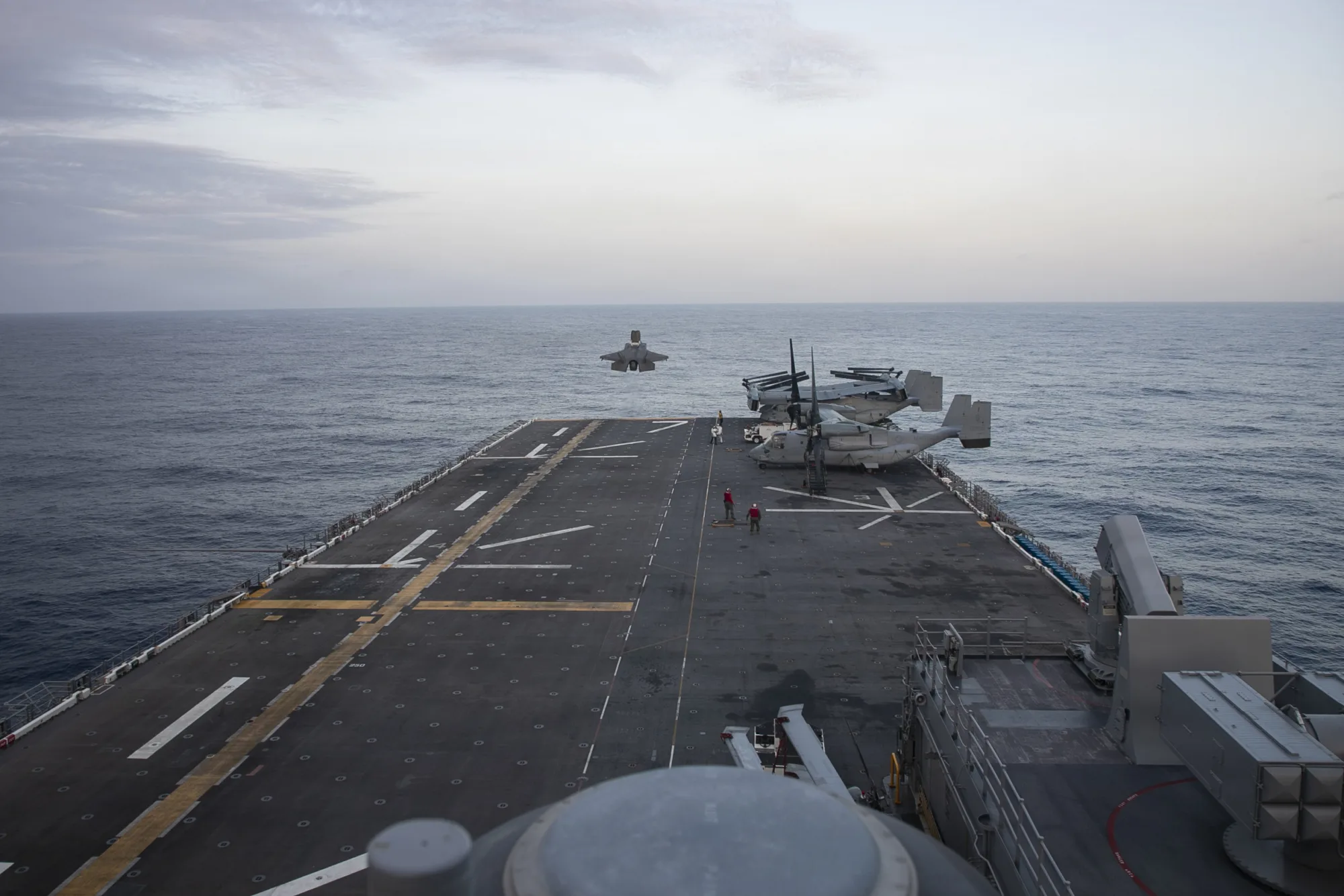 F-35B Lightning II, adscrito al Escuadrón de Ataque de Cazas de la Infantería de Marina (VMFA) 121, despega de la cubierta de vuelo del buque de asalto anfibio de clase America USS Tripoli (LHA 7), el 6 de marzo. Créditos: Cuenta oficial de Twitter del Cuerpo de Marines de los Estados Unidos.