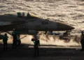 El USS Abraham Lincoln (CVN 72) continúa realizando operaciones de vuelo, tanto de día como de noche. Créditos: CENTCOM.
