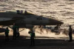El USS Abraham Lincoln (CVN 72) continúa realizando operaciones de vuelo, tanto de día como de noche. Créditos: CENTCOM.