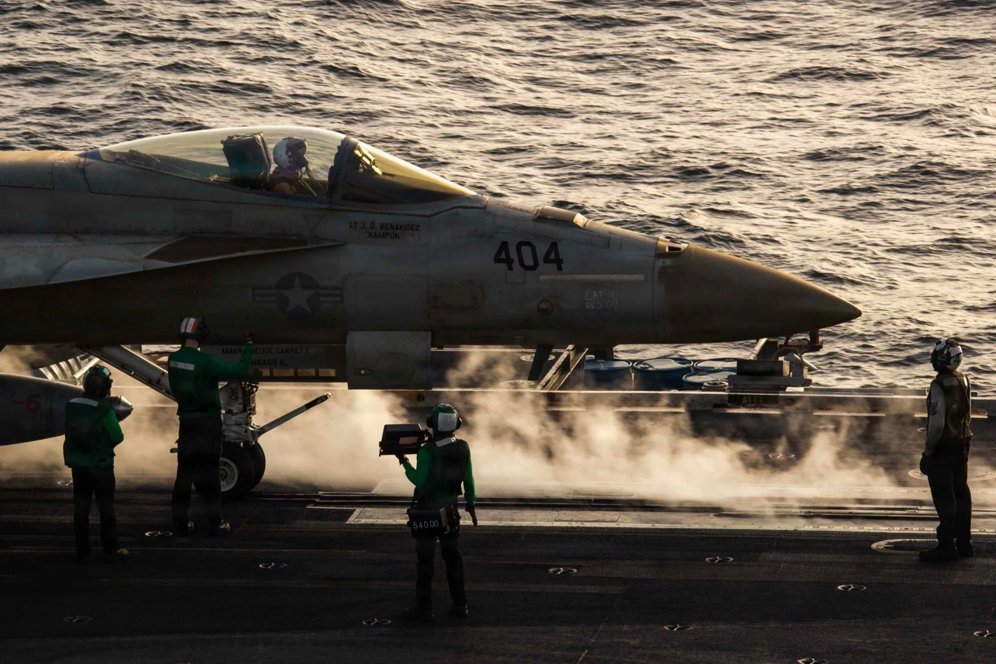El USS Abraham Lincoln (CVN 72) continúa realizando operaciones de vuelo, tanto de día como de noche. Créditos: CENTCOM.