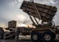 Los soldados del Ejército de los Estados Unidos se encargan del mantenimiento de los sistemas móviles de misiles interceptores Patriot, lo que contribuye a mantener el escudo de defensa aérea más extenso de Oriente Medio. Créditos: CENTCOM.