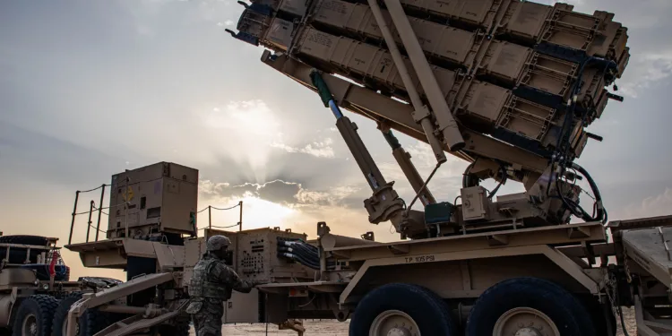 Los soldados del Ejército de los Estados Unidos se encargan del mantenimiento de los sistemas móviles de misiles interceptores Patriot, lo que contribuye a mantener el escudo de defensa aérea más extenso de Oriente Medio. Créditos: CENTCOM.