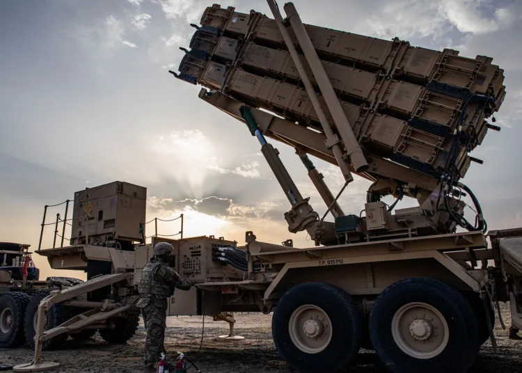 Los soldados del Ejército de los Estados Unidos se encargan del mantenimiento de los sistemas móviles de misiles interceptores Patriot, lo que contribuye a mantener el escudo de defensa aérea más extenso de Oriente Medio. Créditos: CENTCOM.