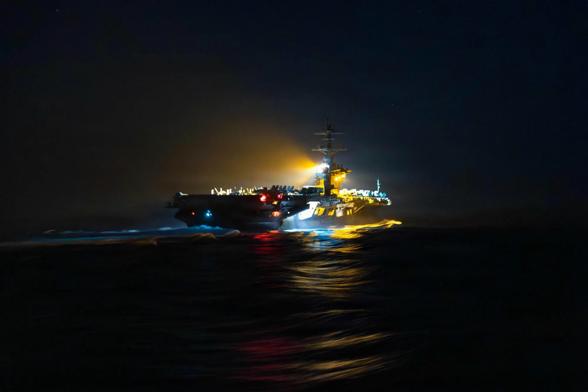 El USS Abraham Lincoln (CVN 72) navegando por el mar Arábigo en apoyo de la Operación Furia Épica, el 27 de marzo de 2026. Créditos: U.S. Central Command.