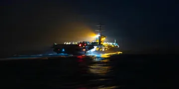 El USS Abraham Lincoln (CVN 72) navegando por el mar Arábigo en apoyo de la Operación Furia Épica, el 27 de marzo de 2026. Créditos: U.S. Central Command.