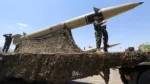 Los hutíes en Yemen dispararon un misil contra el sur de Israel por primera vez desde que Estados Unidos e Israel lanzaron la guerra contra Irán. Créditos: Clash Report.