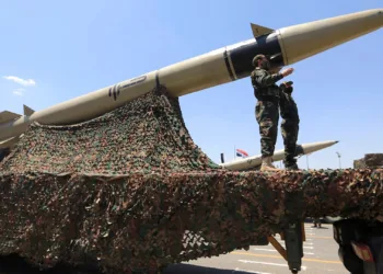 Los hutíes en Yemen dispararon un misil contra el sur de Israel por primera vez desde que Estados Unidos e Israel lanzaron la guerra contra Irán. Créditos: Clash Report.