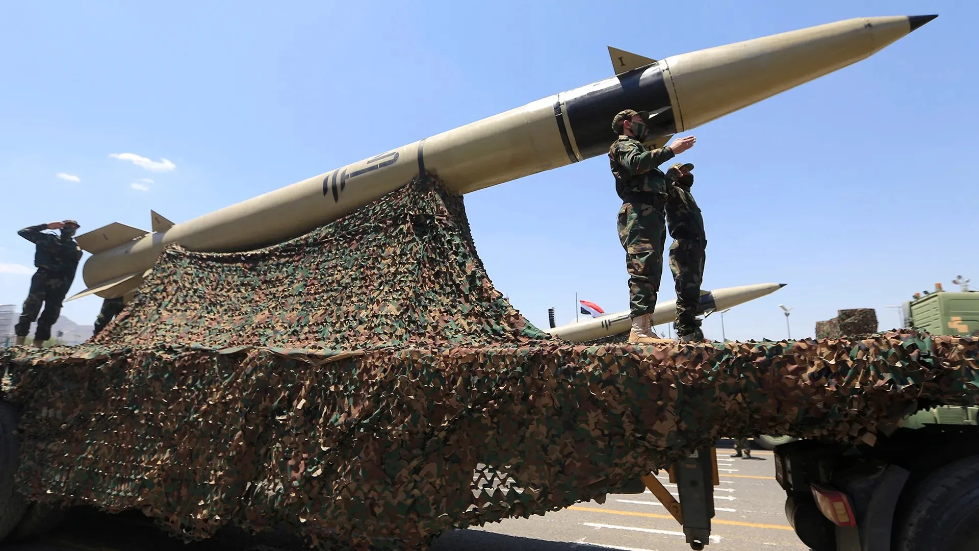 Los hutíes en Yemen dispararon un misil contra el sur de Israel por primera vez desde que Estados Unidos e Israel lanzaron la guerra contra Irán. Créditos: Clash Report.
