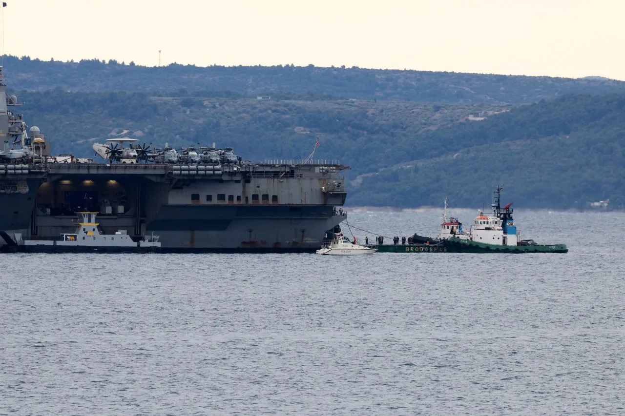 USS Gerald R. Ford atraca en Croacia para reparaciones tras incidente de incendio. Créditos: The Cradle.