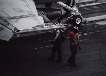 Aviones F/A-18 Super Hornet de la Armada de los Estados Unidos a bordo del USS Abraham Lincoln (CVN 72) se preparan para una misión de combate nocturna durante la Operación Epic Fury, el 25 de marzo. Créditos: U.S. Central Command.