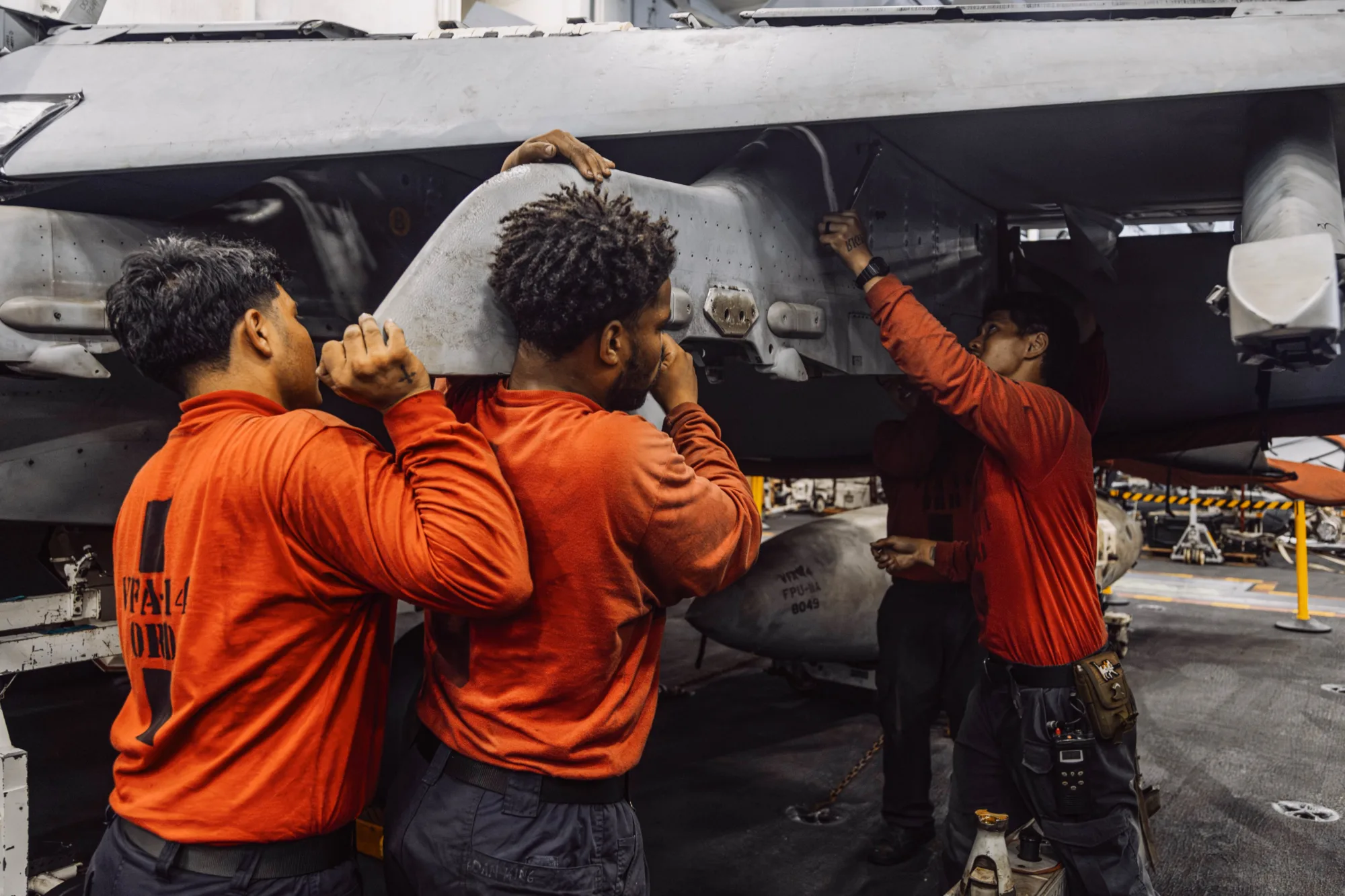 Aviones F/A-18 Super Hornet de la Armada de los Estados Unidos a bordo del USS Abraham Lincoln (CVN 72) se preparan para una misión de combate nocturna durante la Operación Epic Fury, el 25 de marzo. Créditos: CENTCOM.