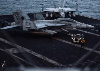 Aviones cazas F/A-18 Super Hornet de la Armada de los Estados Unidos a bordo del USS Abraham Lincoln (CVN 72) se preparan para una misión de combate nocturna durante la Operación Epic Fury, el 25 de marzo. Créditos: CENTCOM.