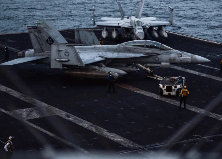 Aviones cazas F/A-18 Super Hornet de la Armada de los Estados Unidos a bordo del USS Abraham Lincoln (CVN 72) se preparan para una misión de combate nocturna durante la Operación Epic Fury, el 25 de marzo. Créditos: CENTCOM.