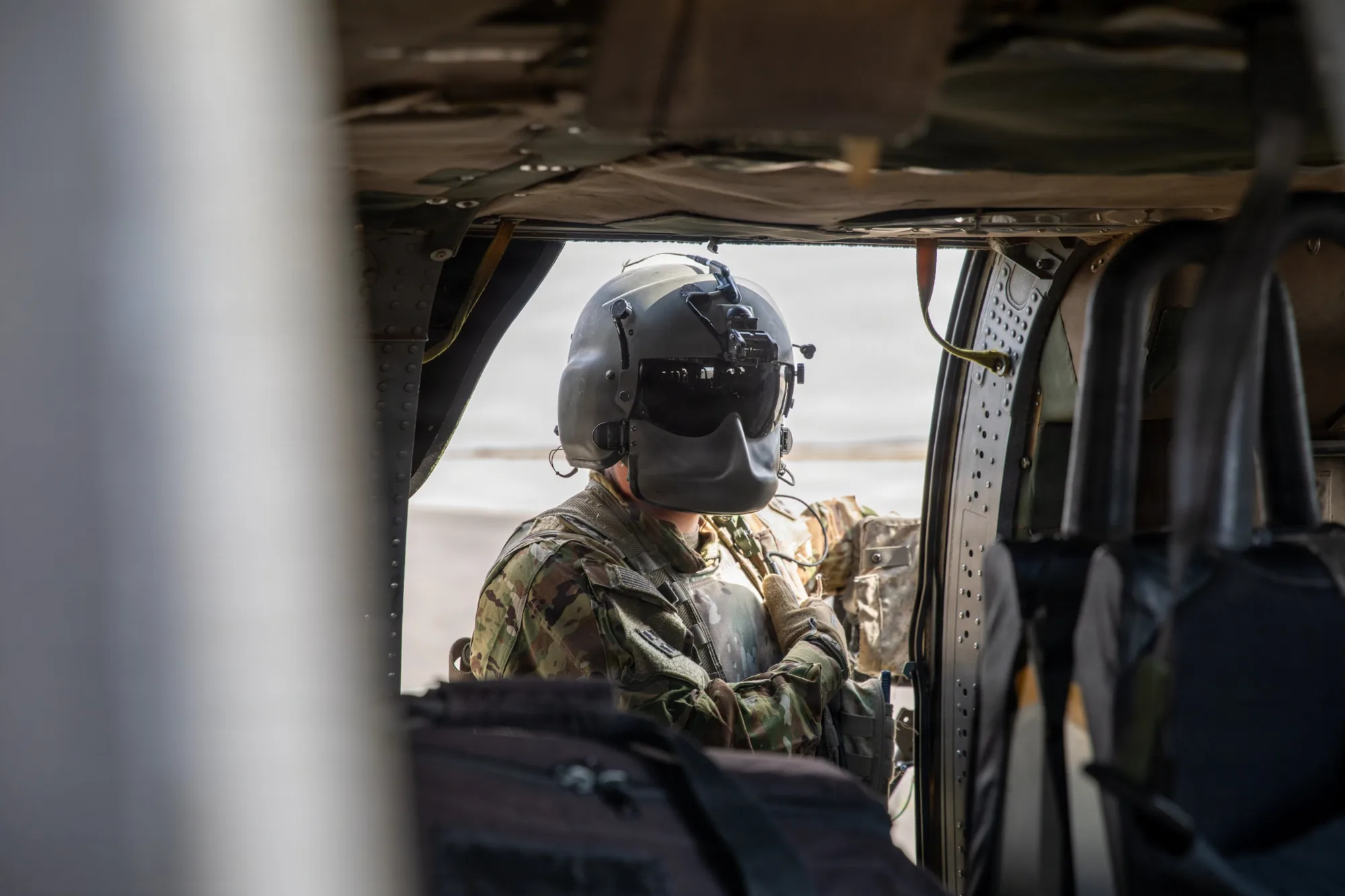 La tripulación de un helicóptero UH-60 Blackhawk se prepara para el vuelo durante la Operación Furia Épica. Créditos: CENTCOM.