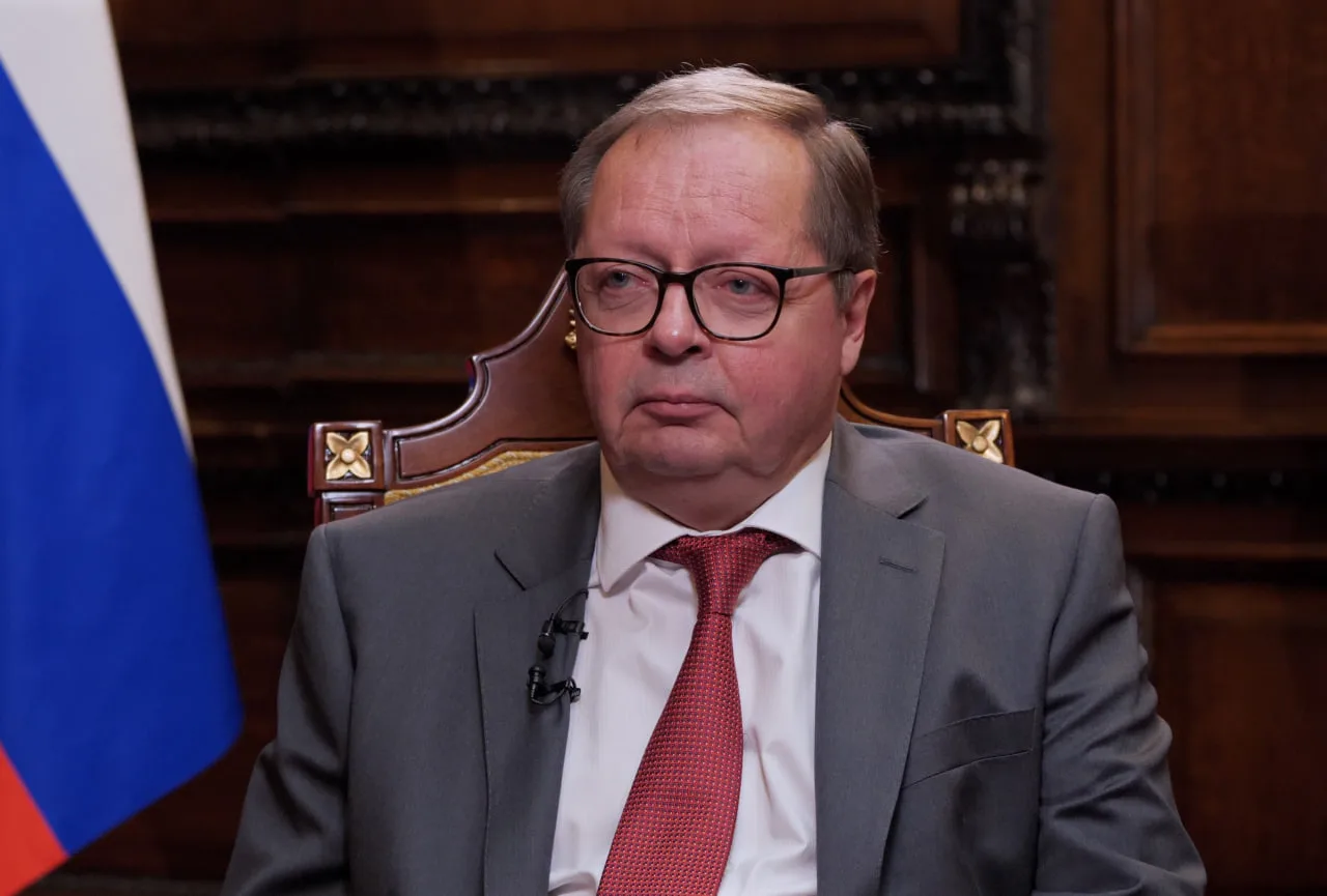 El embajador ruso en Reino Unido, Andrei Kelin declara que "cualquier intento del Reino Unido de incautar buques asociados con Rusia se considera inaceptable e inadmisible". Créditos: Cuenta oficial de X de la Embajada de Rusia en el Reino Unido.