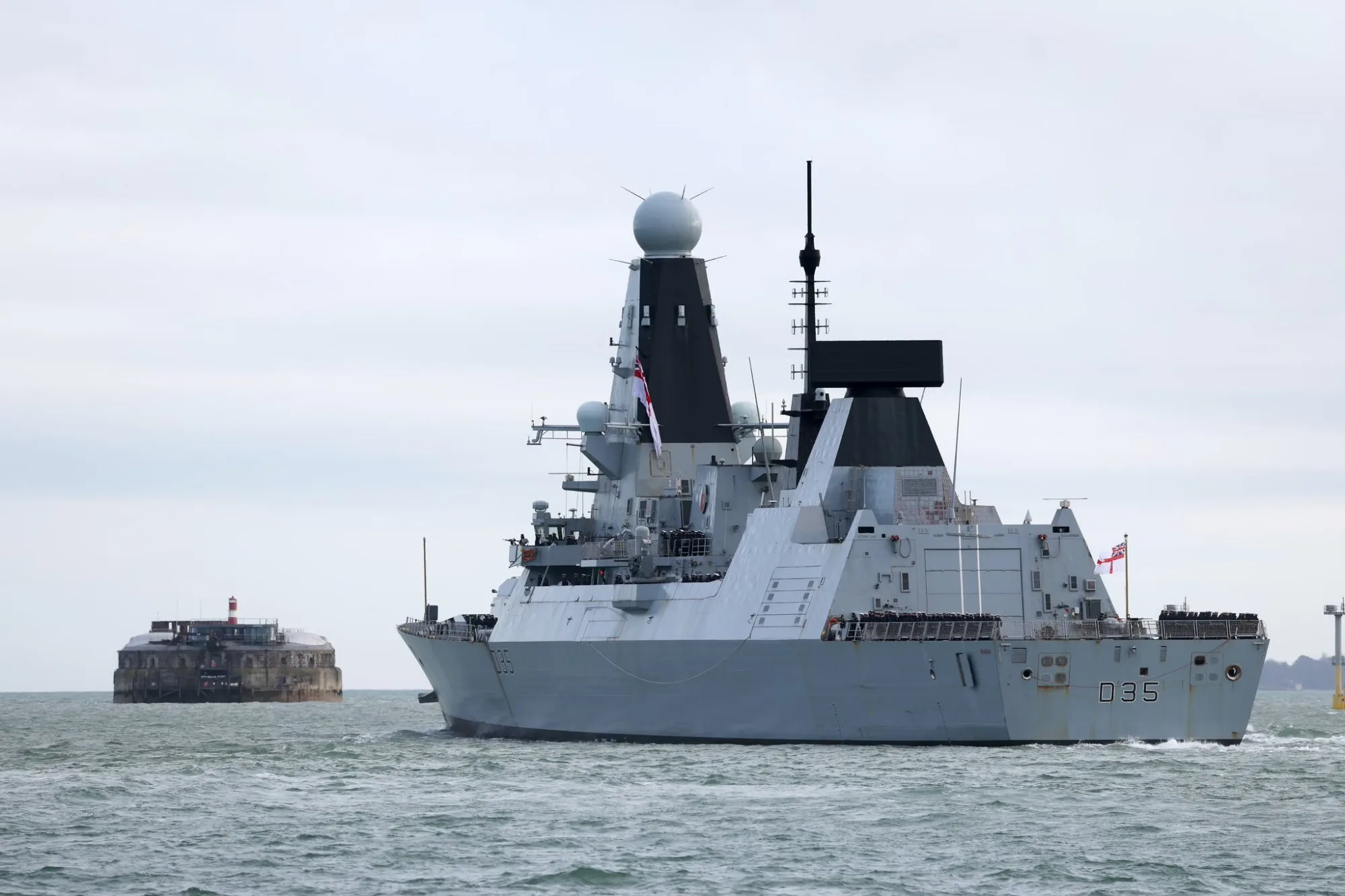 El buque británico HMS Dragon tendrá que atracar debido a un pequeño problema técnico en sus sistemas de agua. Créditos: GBX