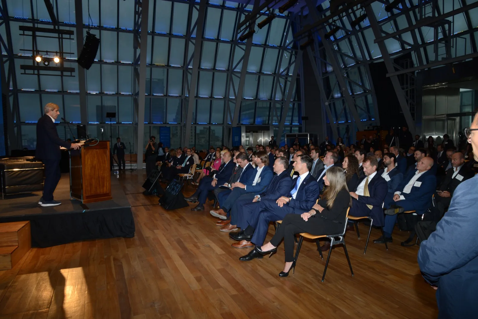 El Punto de Inflexión de Argentina: Acelerando el Despegue Económico está acaparando titulares en los principales medios de Argentina. Conversaciones clave sobre inversión, energía y reforma económica están moldeando el debate nacional. Créditos: Iniciativa del Centro Arsht para América Latina y el Caribe.