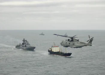 La Real Armada británica ha completado diez días de operaciones focalizadas monitoreando de cerca buques de guerra rusos y un submarino en aguas del Reino Unido como parte de esfuerzos coordinados de la OTAN. Créditos: Royal Navy.