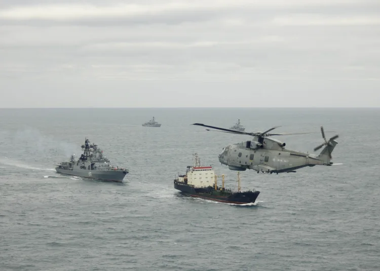 La Real Armada británica ha completado diez días de operaciones focalizadas monitoreando de cerca buques de guerra rusos y un submarino en aguas del Reino Unido como parte de esfuerzos coordinados de la OTAN. Créditos: Royal Navy.