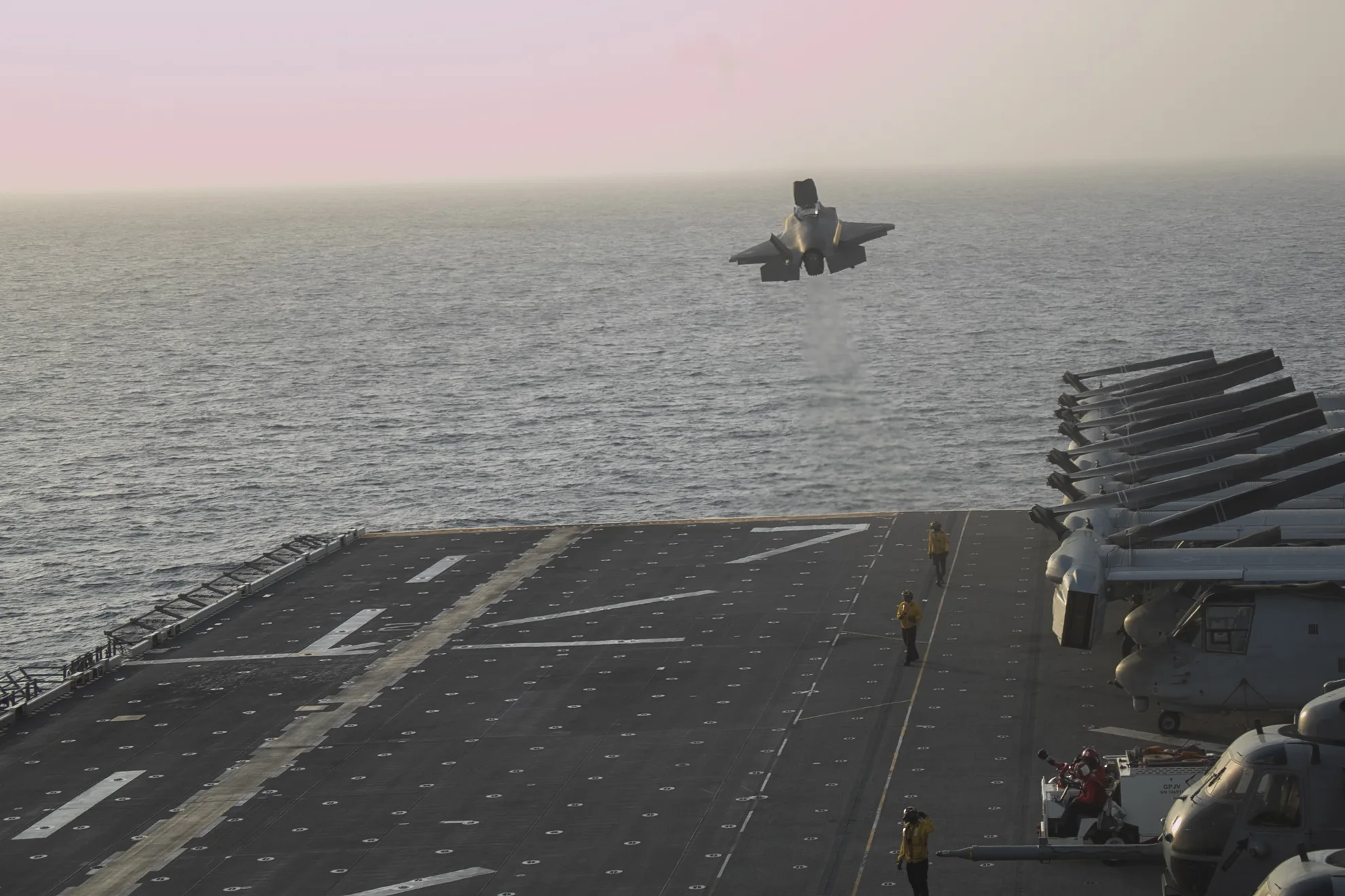 Un F-35B Lightning II del Cuerpo de Marines de los Estados Unidos despega desde el USS Tripoli (LHA 7). El F-35B puede despegar desde pistas más cortas y aterrizar verticalmente, lo que le permite operar desde la cubierta de vuelo de Tripoli, cuya longitud es inferior a 850 pies. Créditos: CENTCOM.