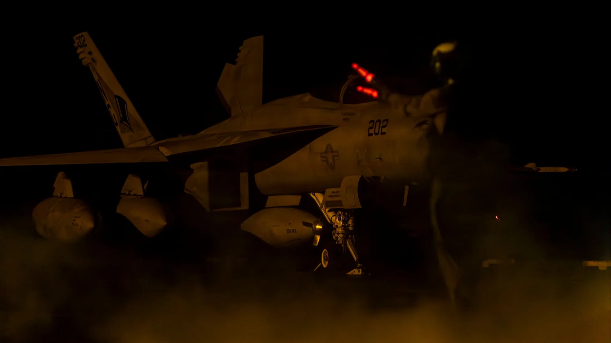 El post de CENTCOM muestra a marineros de la Marina de EE.UU. preparando aeronaves para operaciones de vuelo nocturno en su área de responsabilidad, con imágenes de un portaaviones en acción. Créditos: CENTCOM.