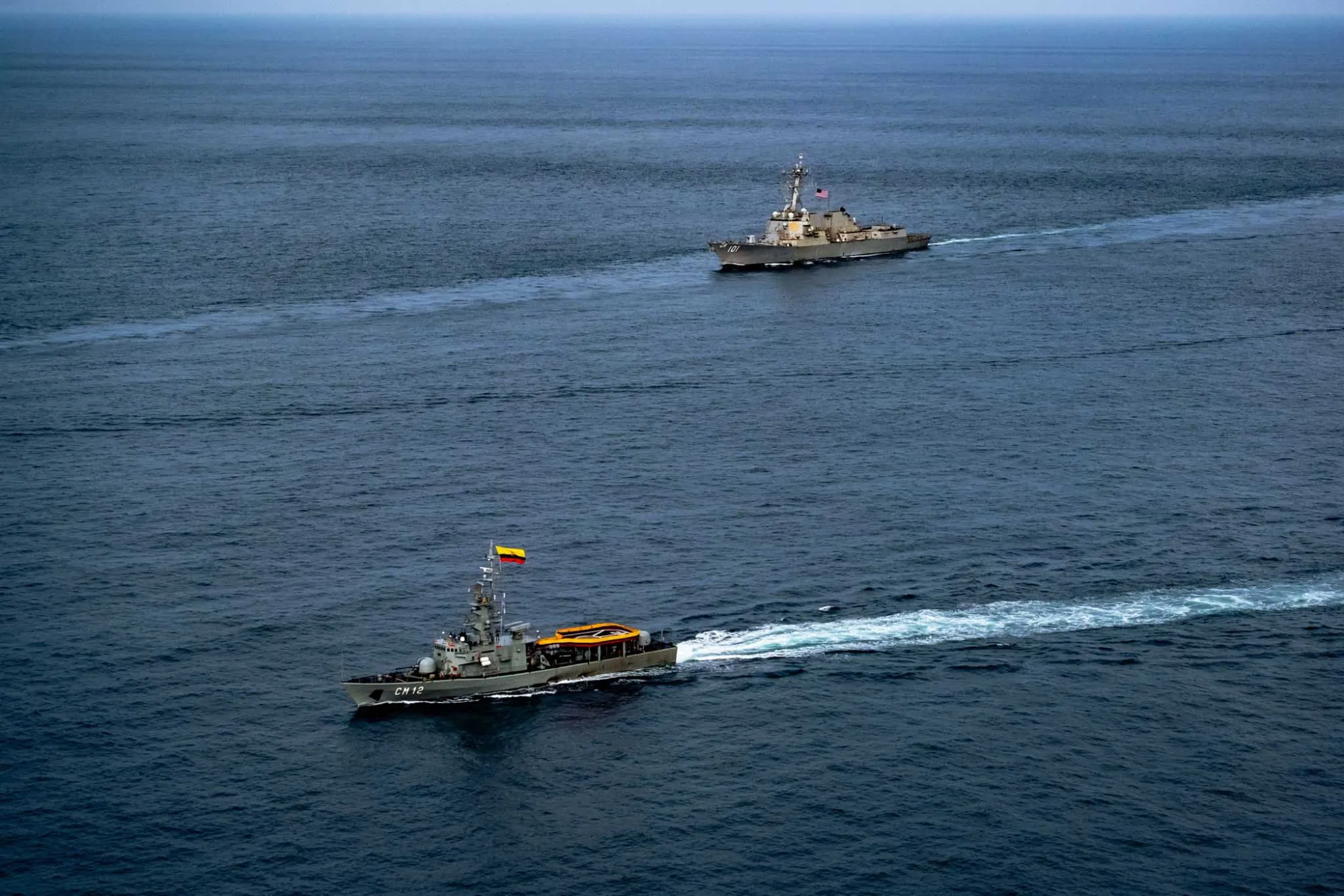 El portaaviones de la clase Nimitz USS Nimitz (CVN 68) y el destructor de misiles guiados de la clase Arleigh Burke USS Gridley (DDG 101) realizan maniobras de formación junto a las corbetas misileras de la clase Esmeralda de la Armada ecuatoriana BAE Manabi (CM 12) y BAE Loja (CM 16) en el Océano Pacífico. Créditos: Armada de los Estados Unidos.