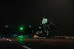 El USS Tripoli (LHA 7) realiza operaciones de vuelo nocturnas mientras navega por el mar Arábigo. Créditos: CENTCOM.