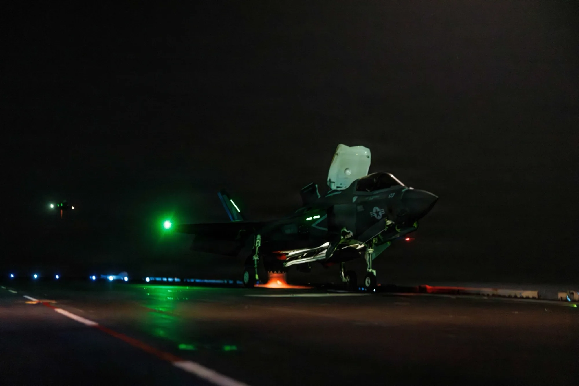 El USS Tripoli (LHA 7) realiza operaciones de vuelo nocturnas mientras navega por el mar Arábigo. Créditos: CENTCOM.