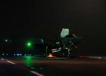 El USS Tripoli (LHA 7) realiza operaciones de vuelo nocturnas mientras navega por el mar Arábigo. Créditos: CENTCOM.