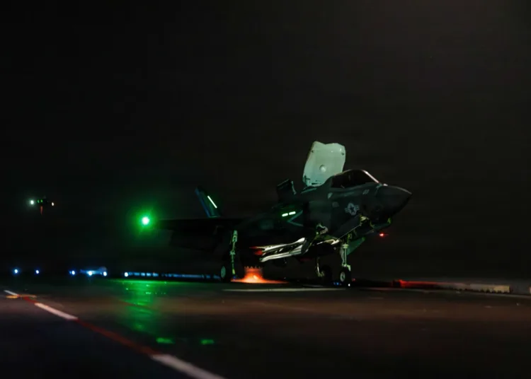 El USS Tripoli (LHA 7) realiza operaciones de vuelo nocturnas mientras navega por el mar Arábigo. Créditos: CENTCOM.